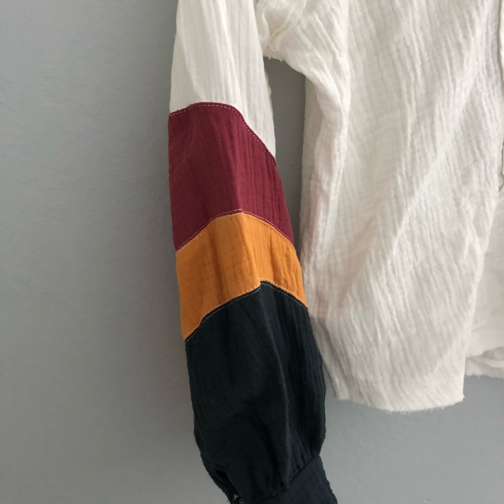 Long sleeve sweater.